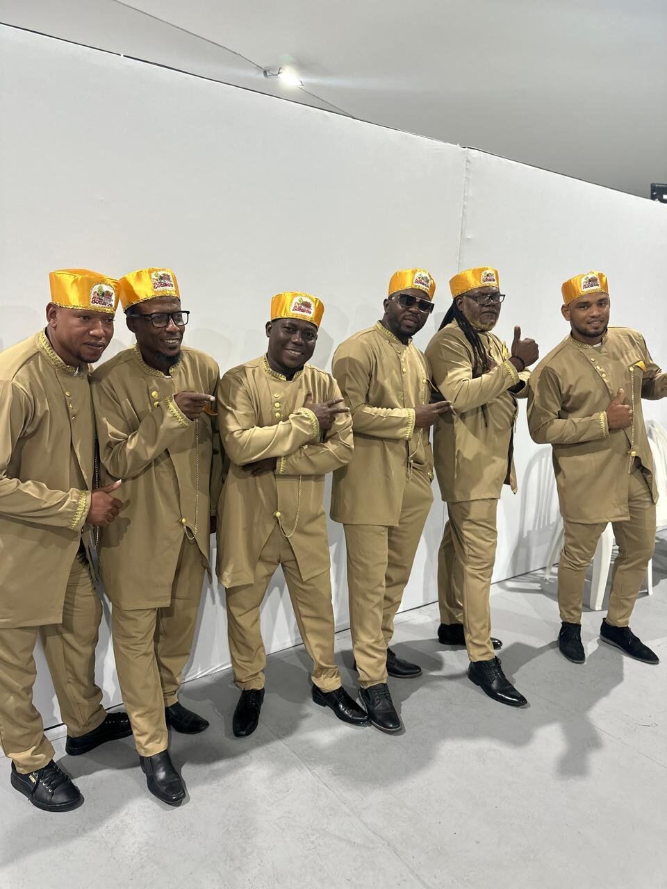 Integrantes de Sonidos Profundos en backstage con atuendo dorado