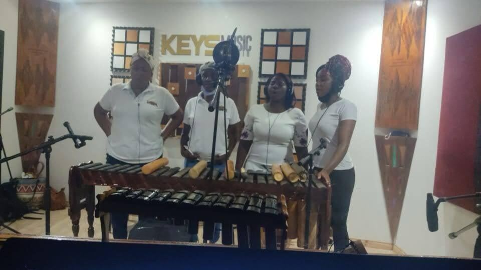 Sonidos Profundos grabando en estudio de música con marimba