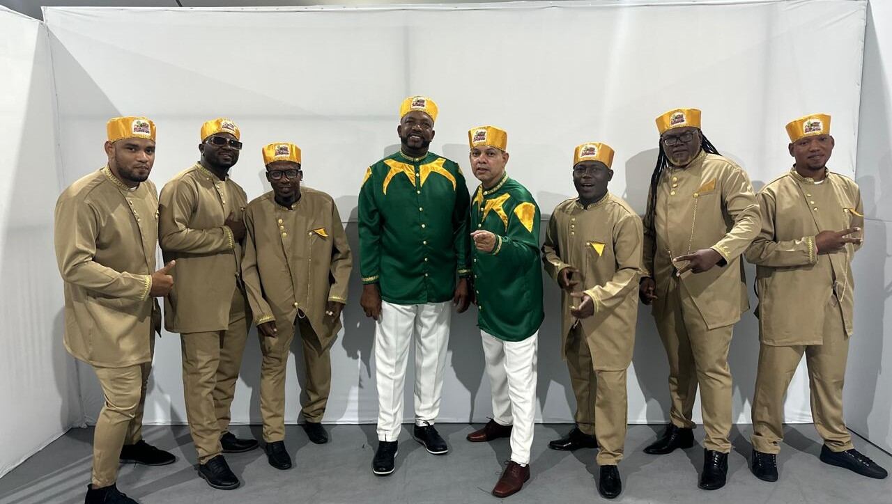 Integrantes de Sonidos Profundos con atuendo de gala dorado y verde