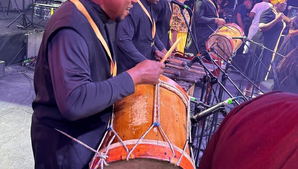 Detalle de instrumento de percusión en tarima