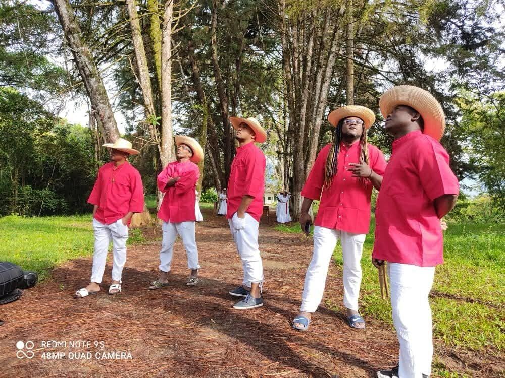 Cinco integrantes de Sonidos Profundos con camisa roja en entorno natural